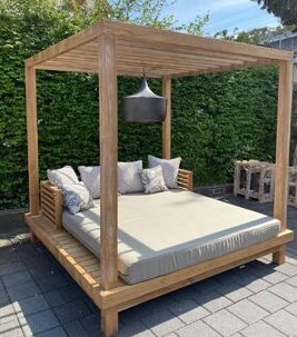 Daybed with Roof